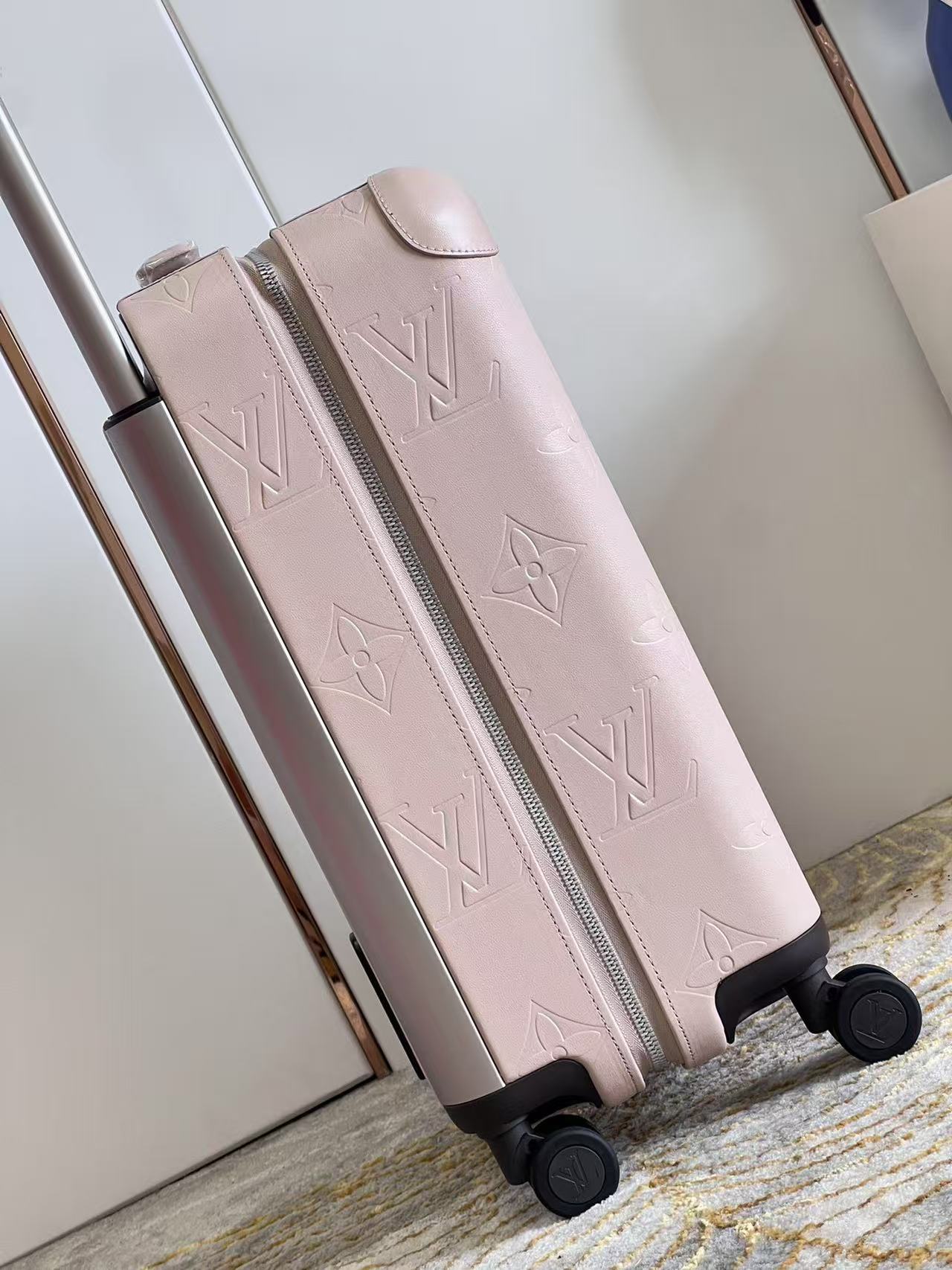 LV HORIZON suitcase