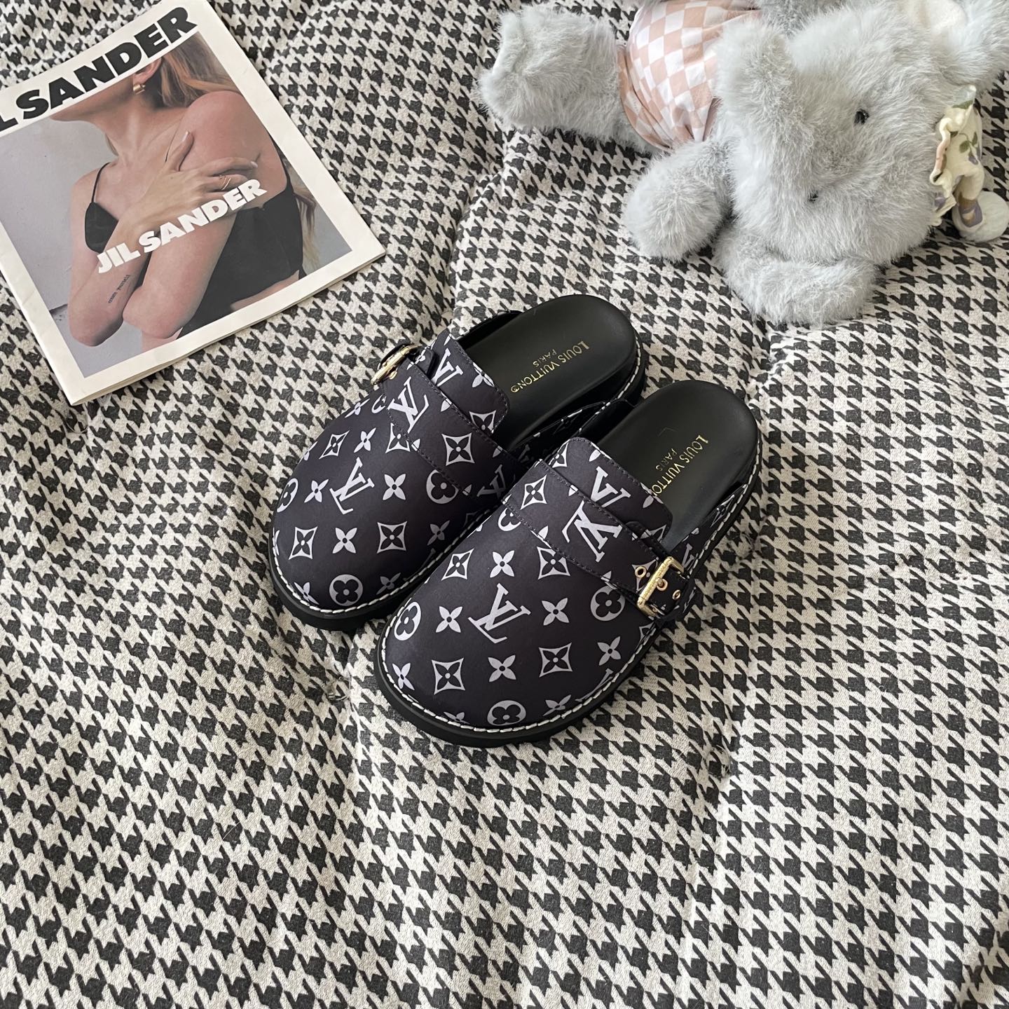 LV couple closed toe slippers