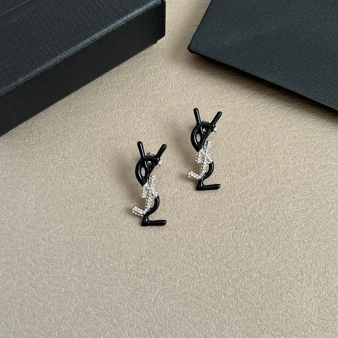 High-end light luxury style fashionable style letter stud earrings texture earrings for women