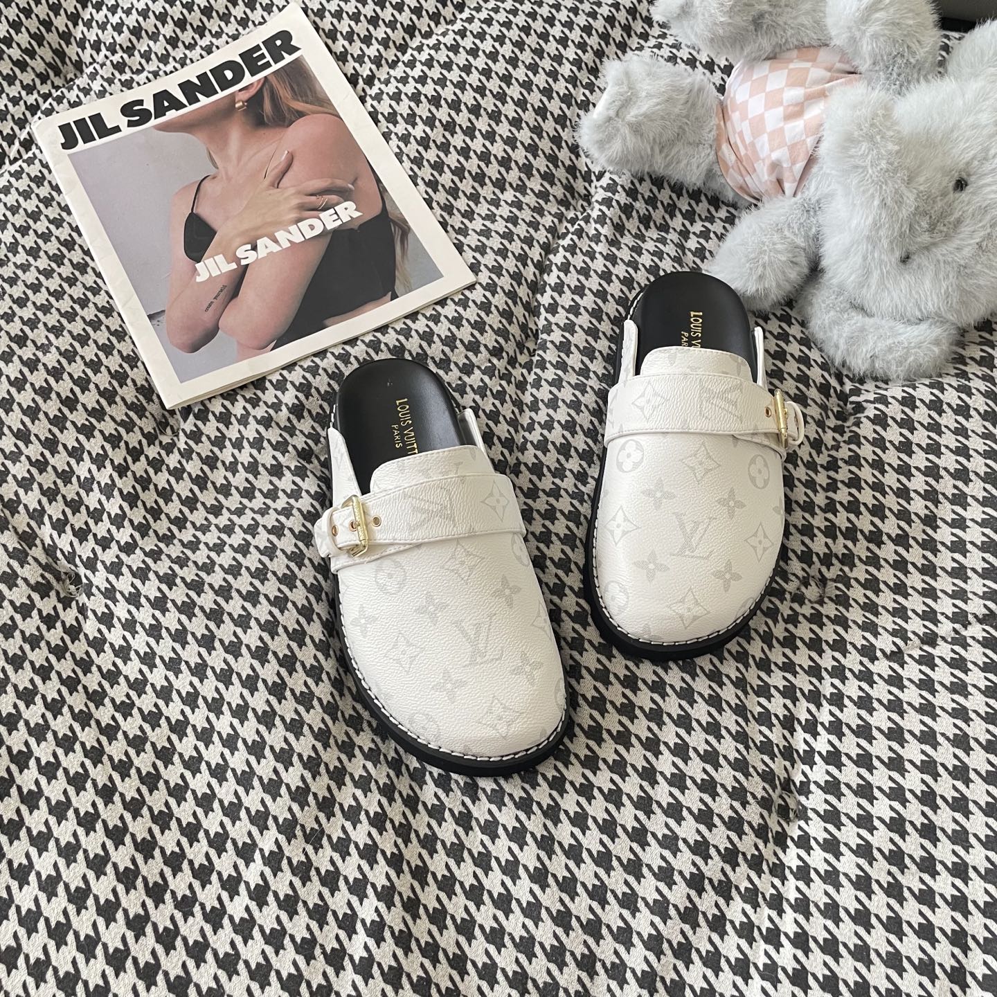 LV couple closed toe slippers