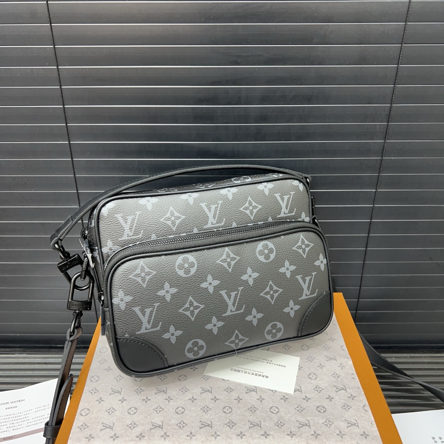 Louisvuitton classic versatile messenger bag