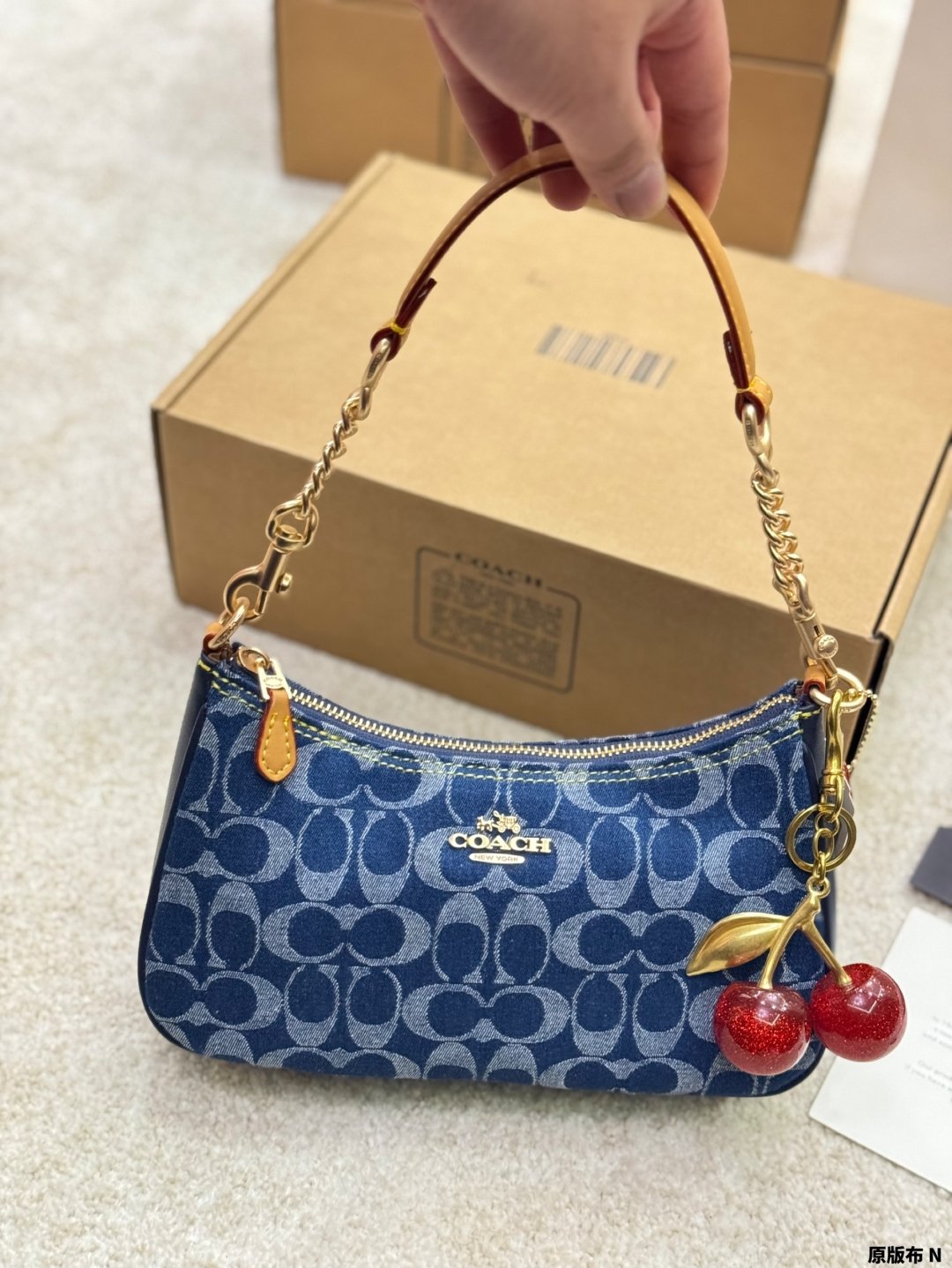 Coach's new Swinger Bag shoulder armpit bag crossbody bag crescent bag