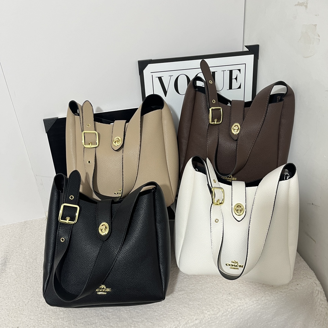 Coach shoulder handbag is simple and versatile