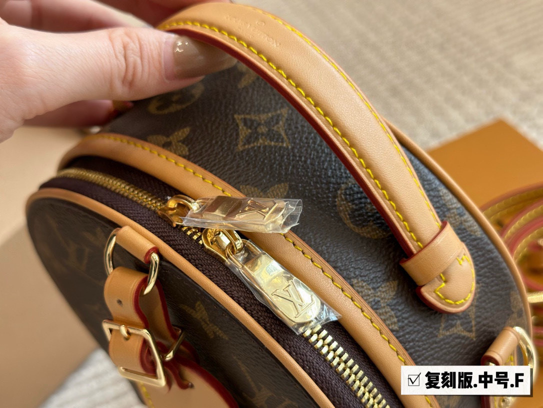 LV BOITE small round bag