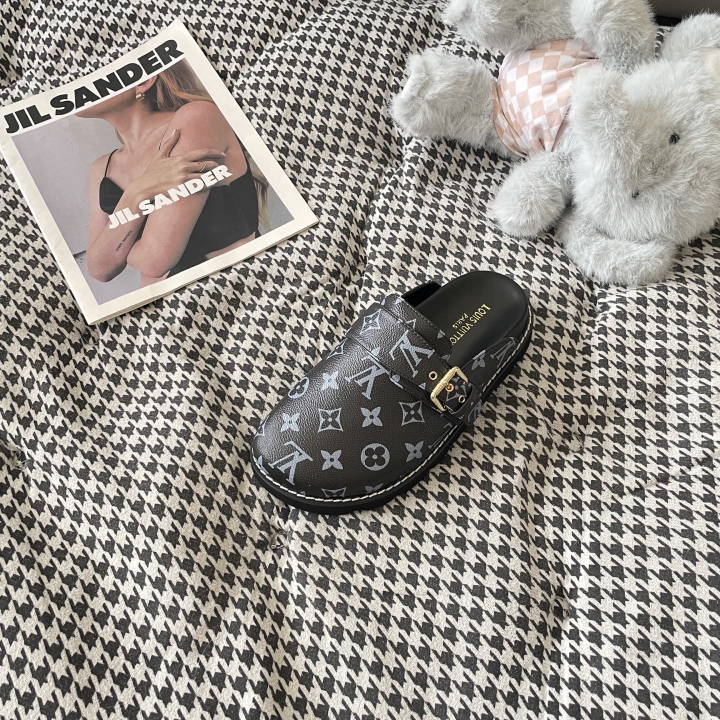 LV couple closed toe slippers