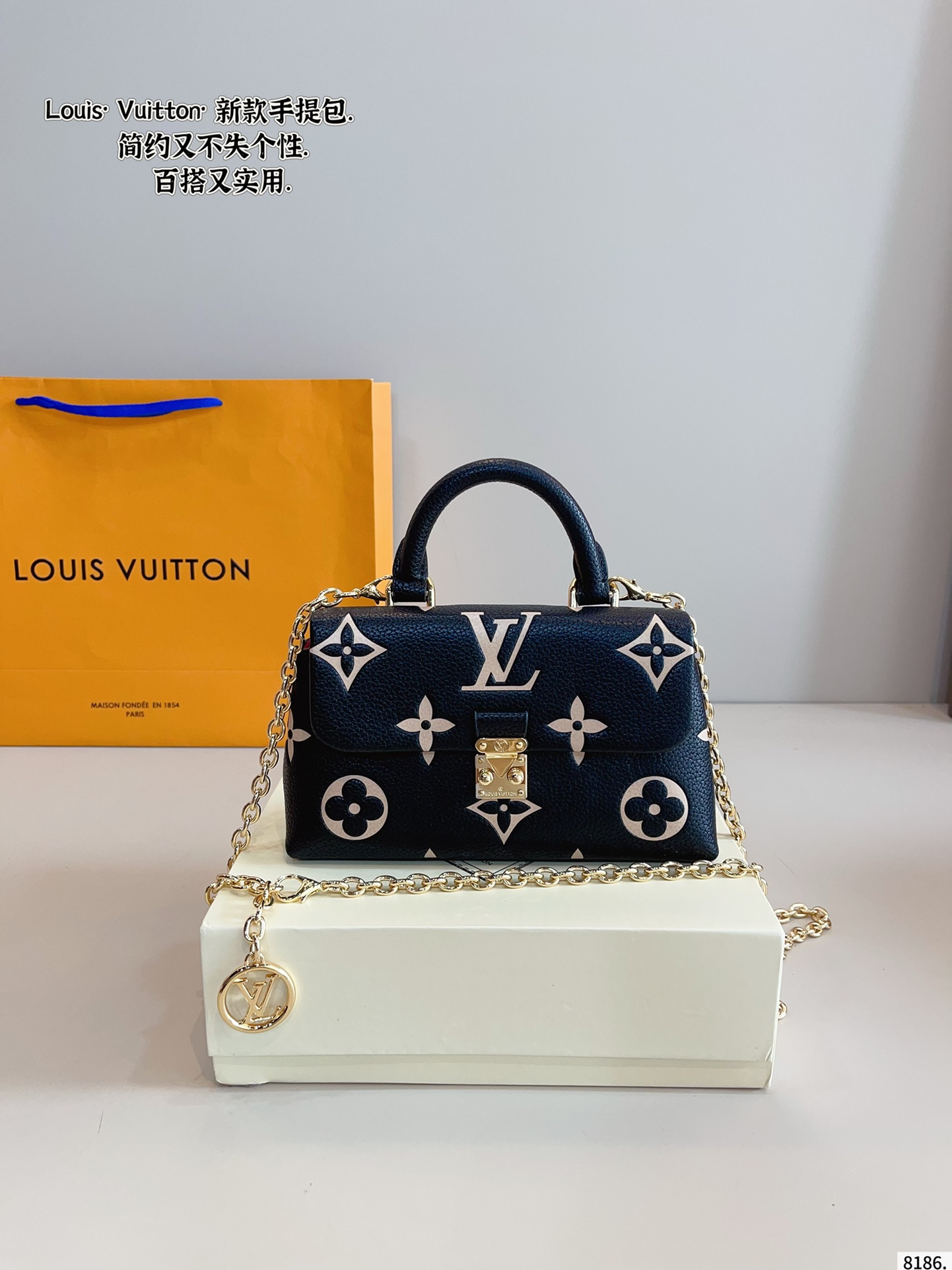 LV messenger bag exquisite and fashionable