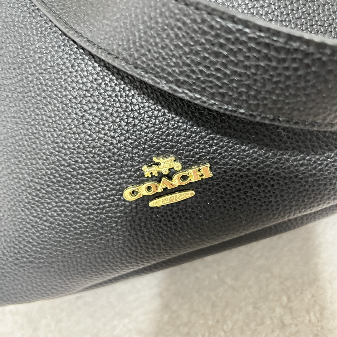 Coach shoulder handbag is simple and versatile