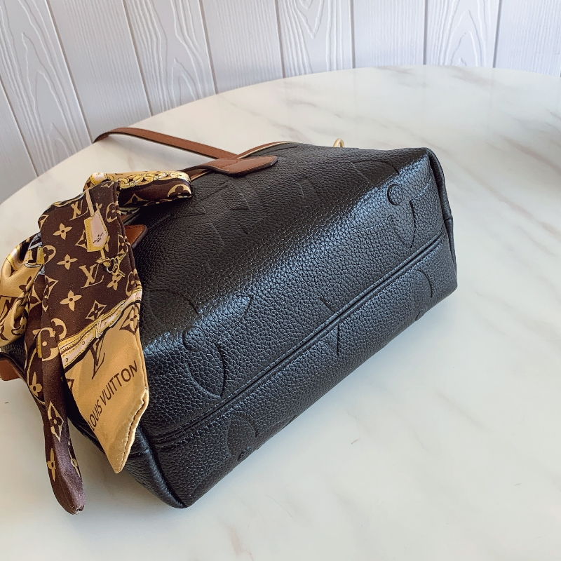 Louis Vuitton's new fashionable and versatile shoulder crossbody bag