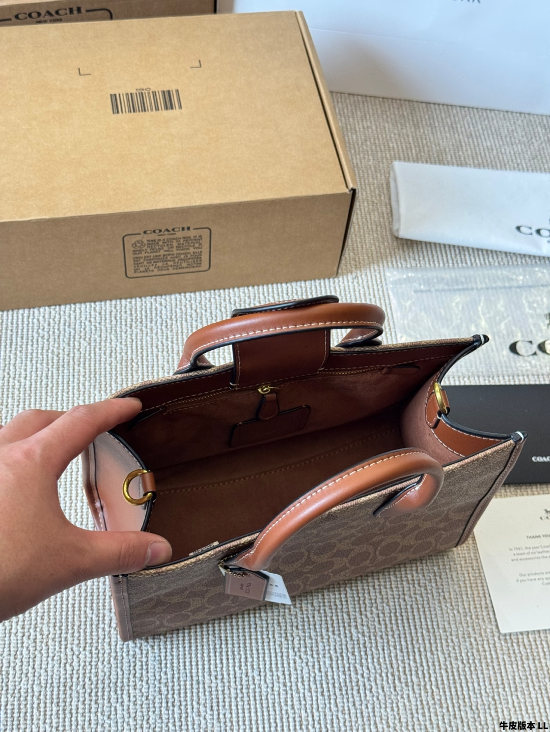 Coach Small Tote Bag is beautiful and practical