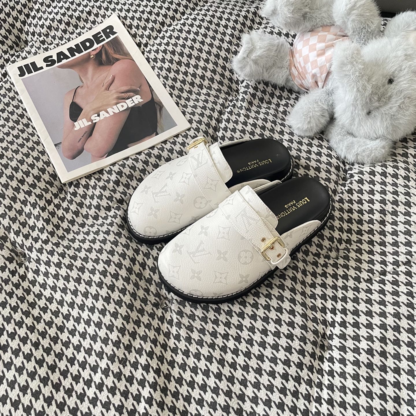 LV couple closed toe slippers