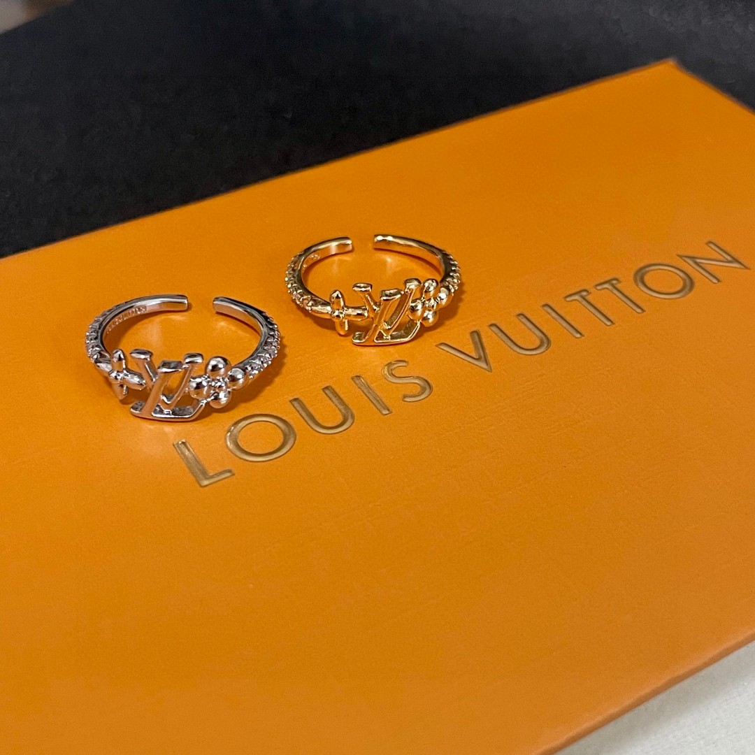 The new Louis Vuitton presbyopia letter ring is exquisite and sparkling