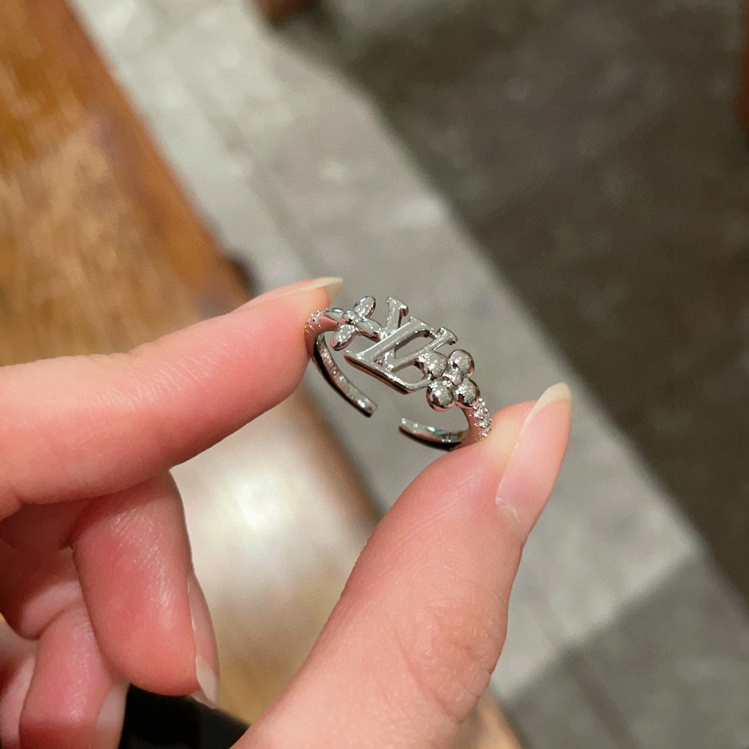 The new Louis Vuitton presbyopia letter ring is exquisite and sparkling