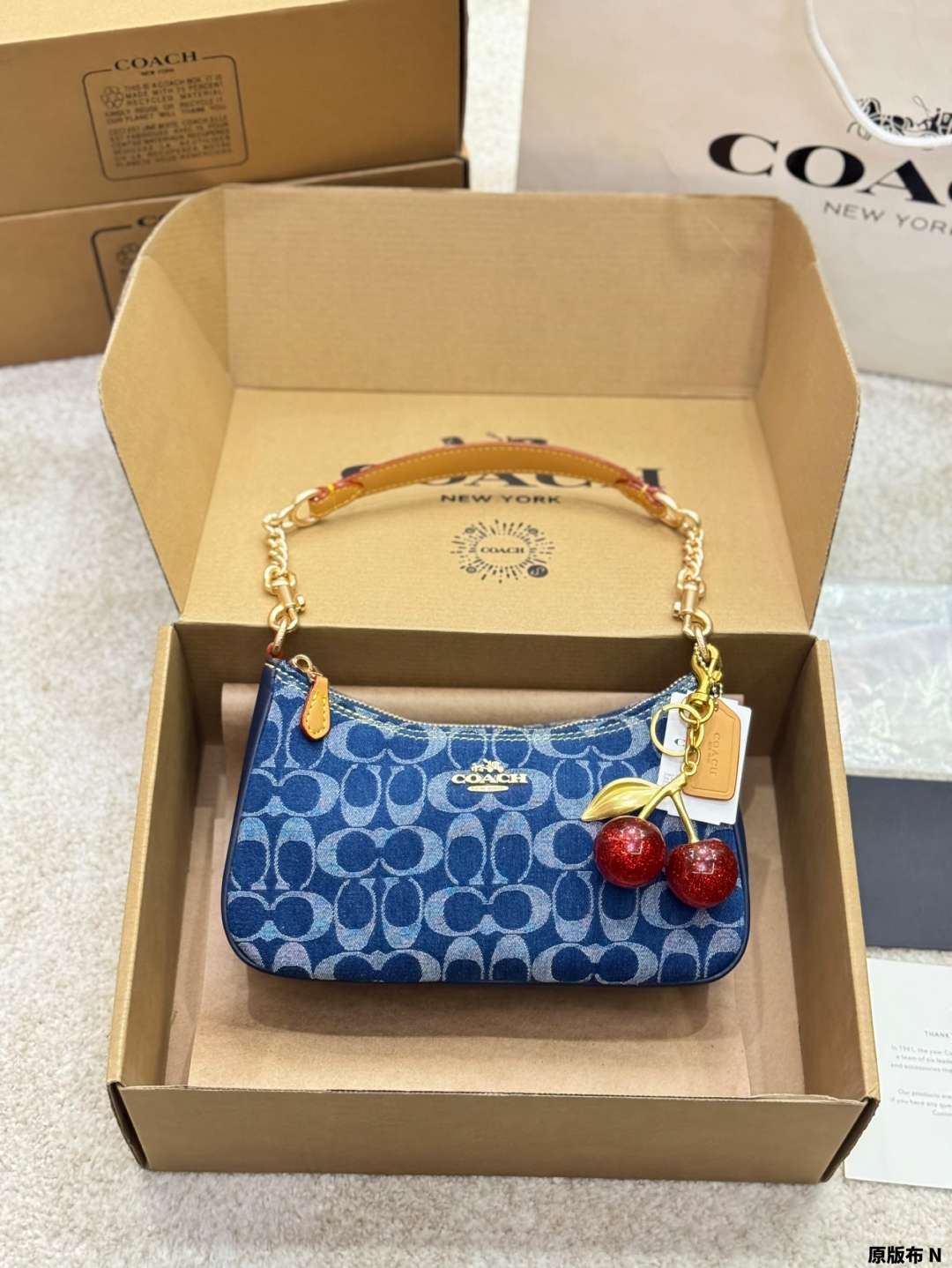 Coach's new Swinger Bag shoulder armpit bag crossbody bag crescent bag