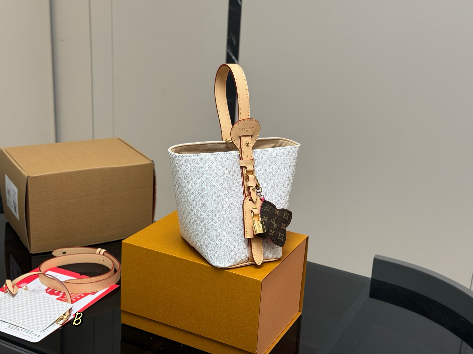 LV shoulder bucket bag