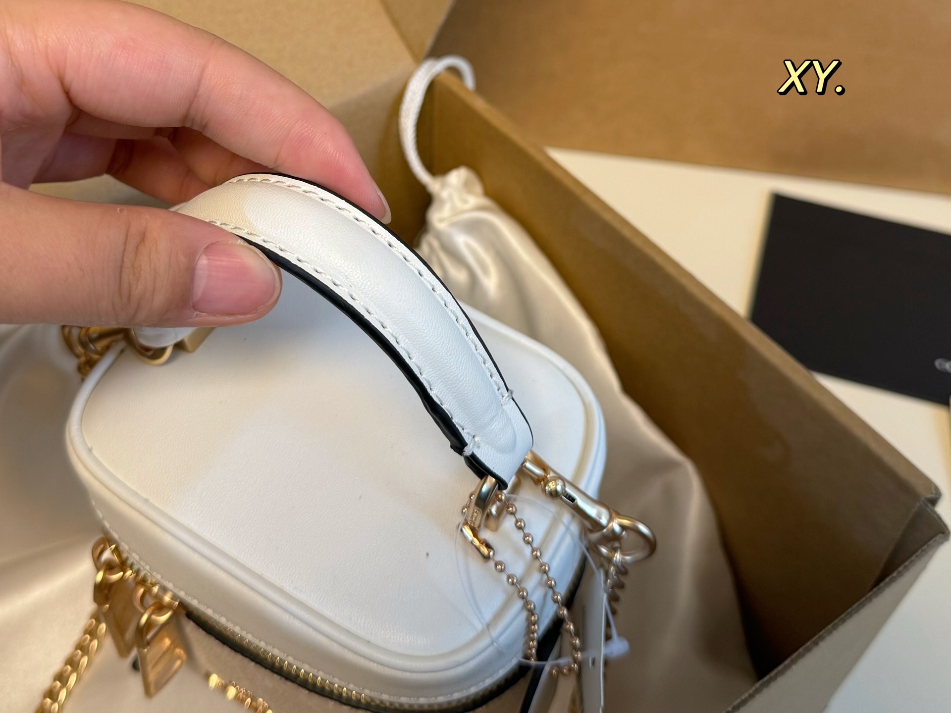 Coach's new Ava portable mini chain box bag lipstick bag