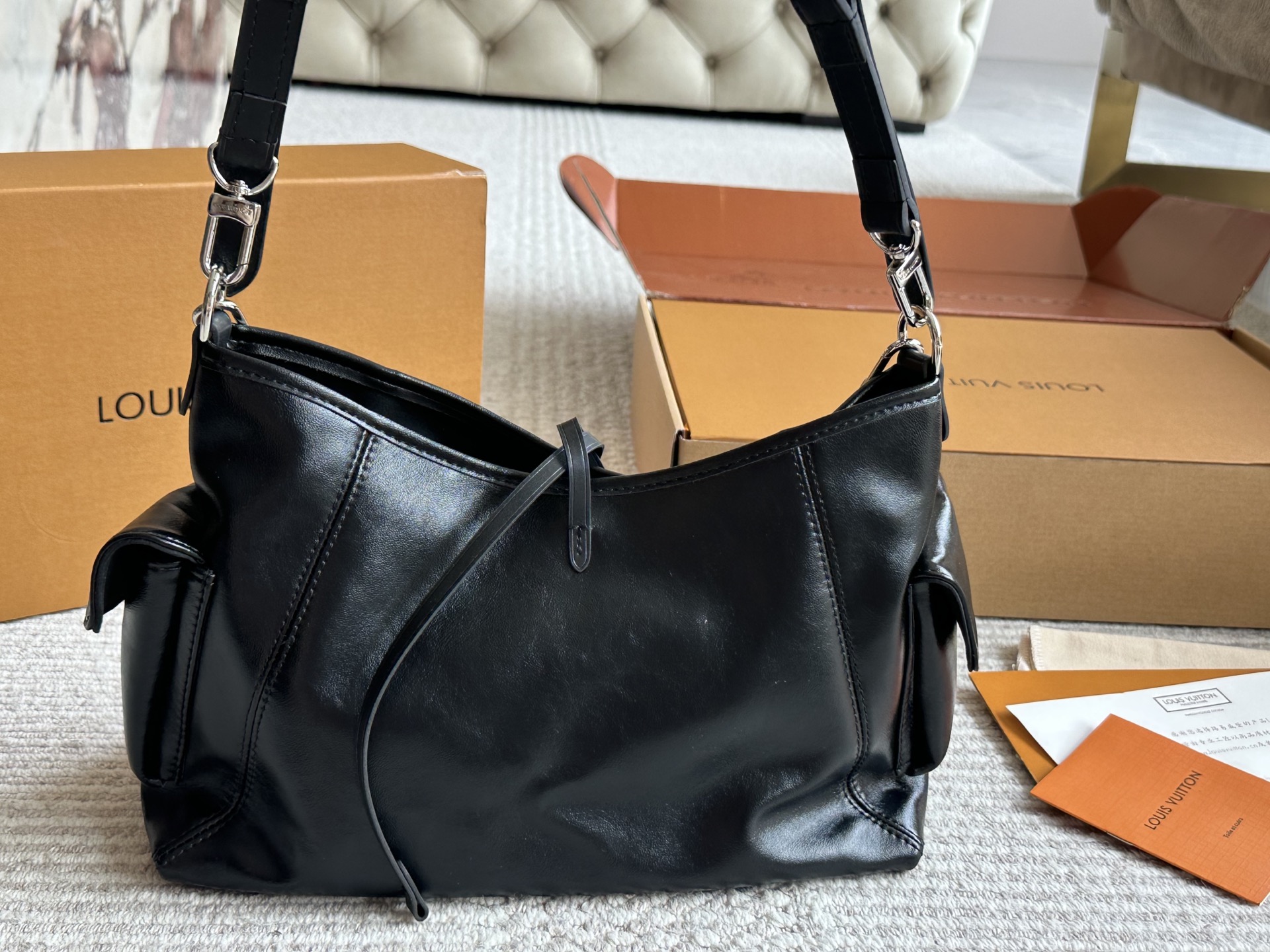 LV CARRYALLDARK Medium Handbag
