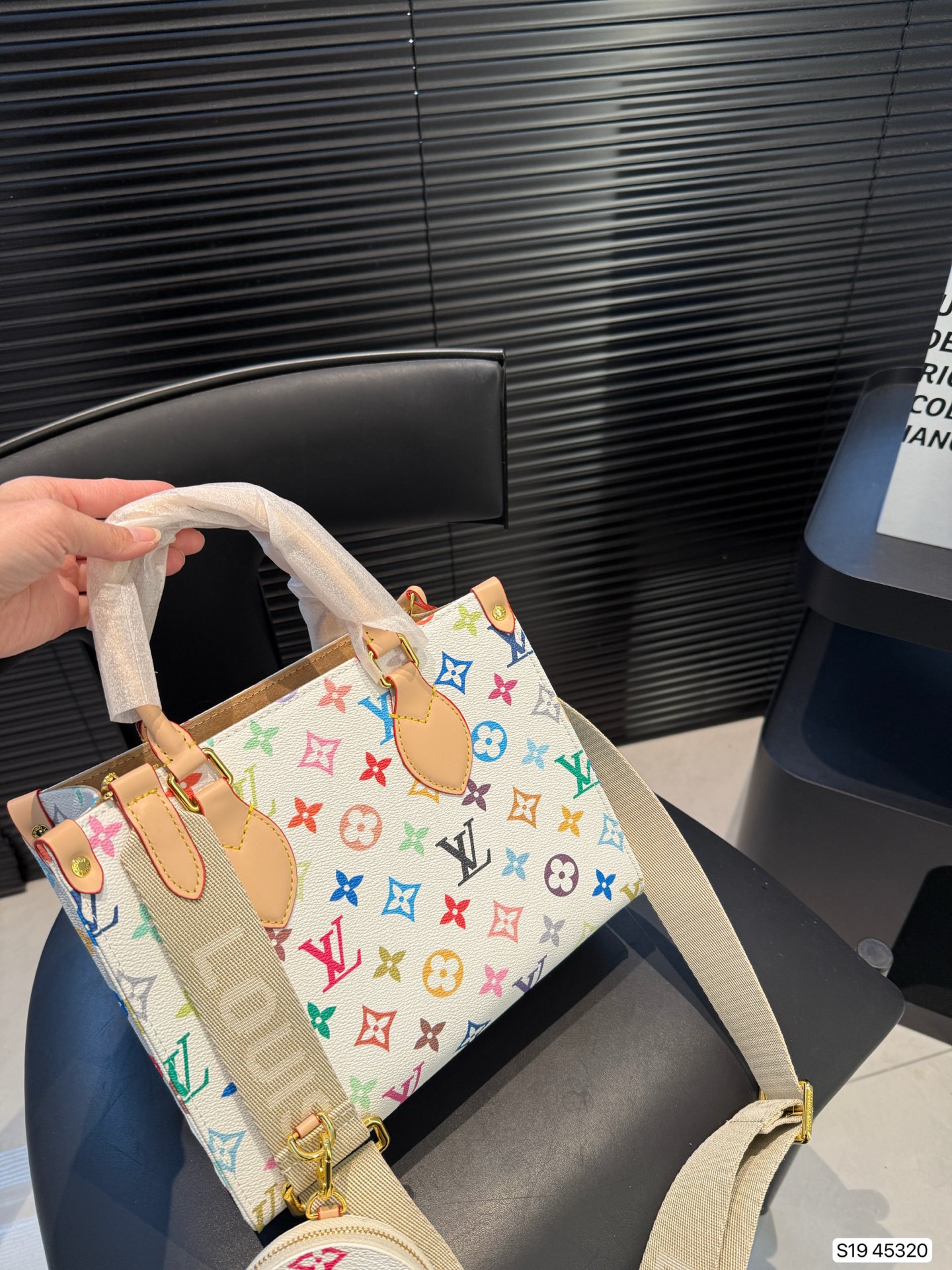 LV Onthego Tote bag is simple and neat