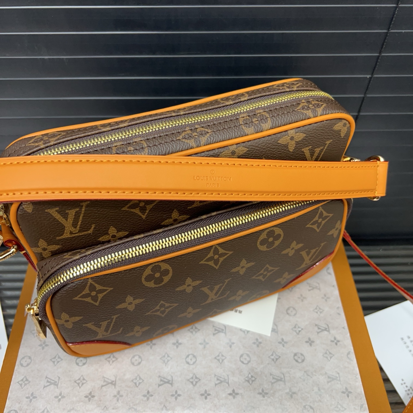 Louisvuitton classic versatile messenger bag