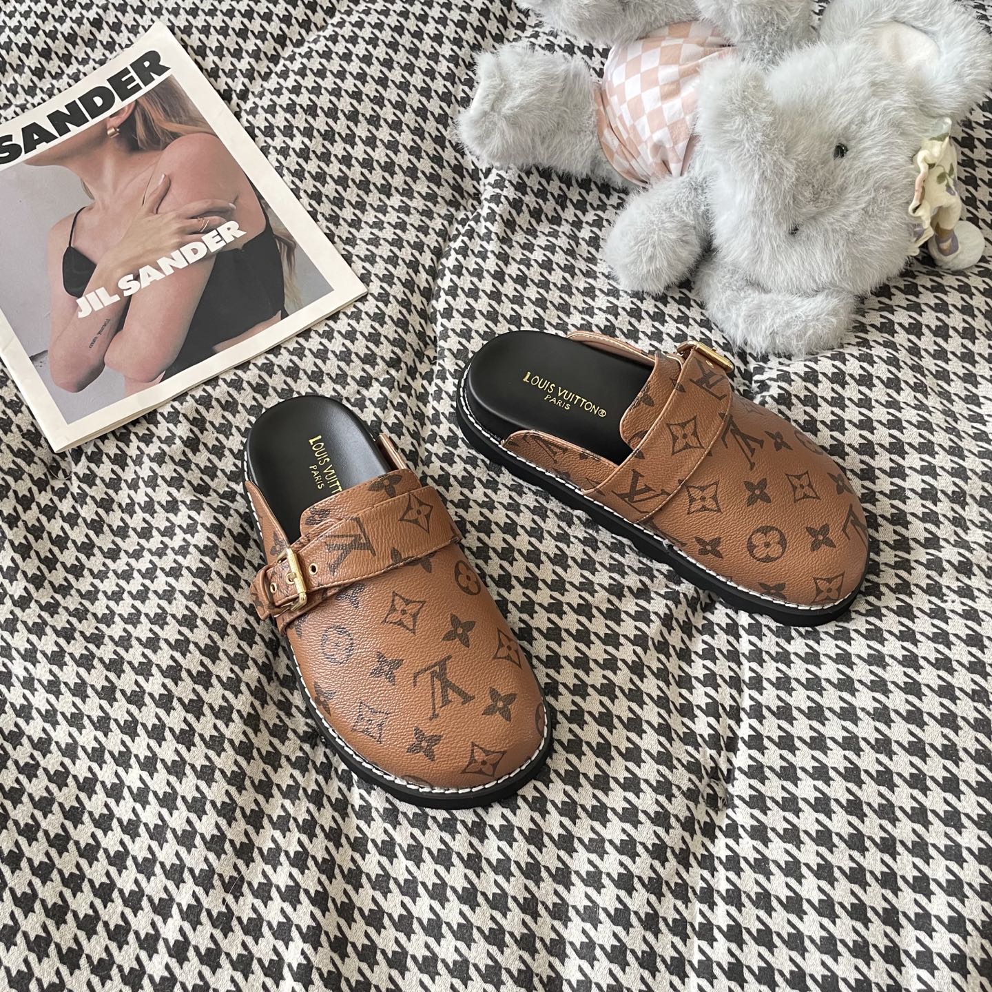 LV couple closed toe slippers
