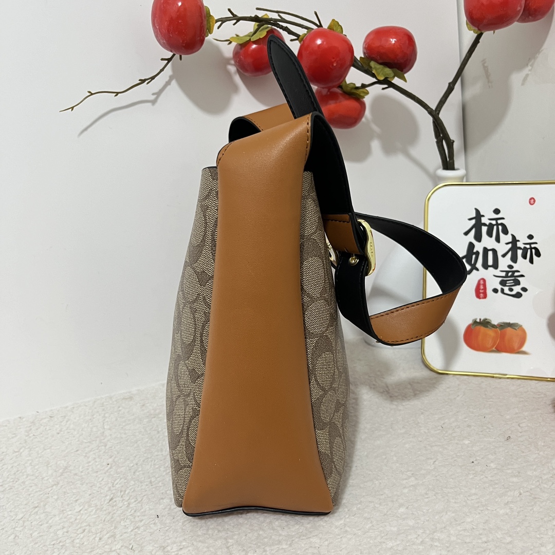 Coach shoulder handbag is classic and durable