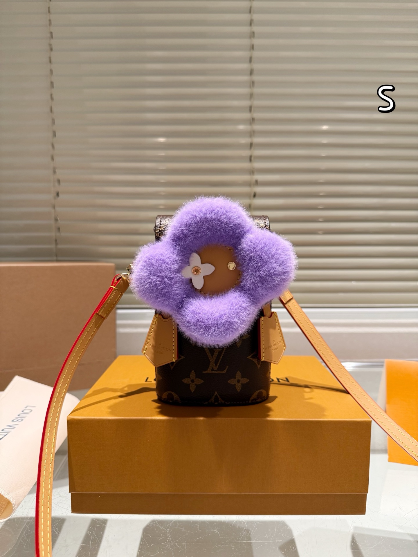 LV's new Christmas limited edition Vivian mobile phone bag