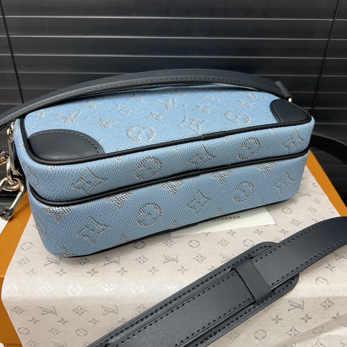 Louisvuitton classic versatile messenger bag