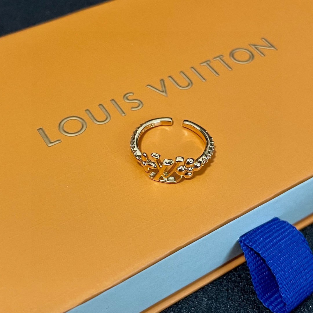 The new Louis Vuitton presbyopia letter ring is exquisite and sparkling