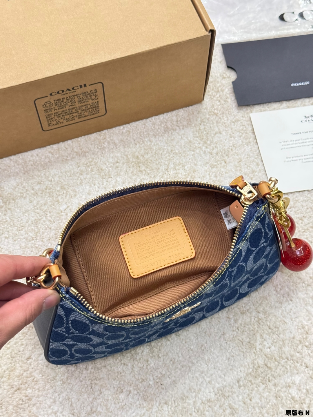 Coach's new Swinger Bag shoulder armpit bag crossbody bag crescent bag