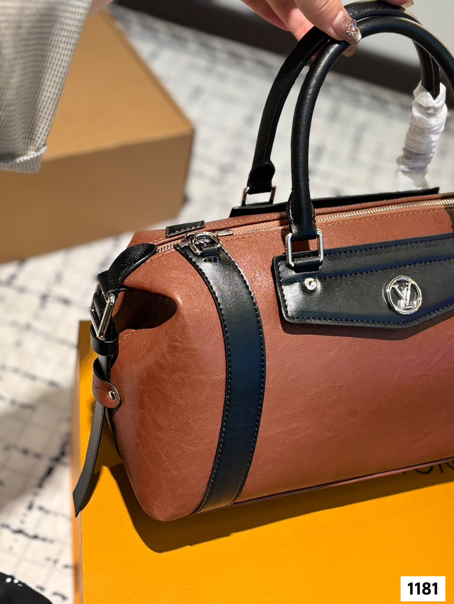 LV new handbags are simple and stylish