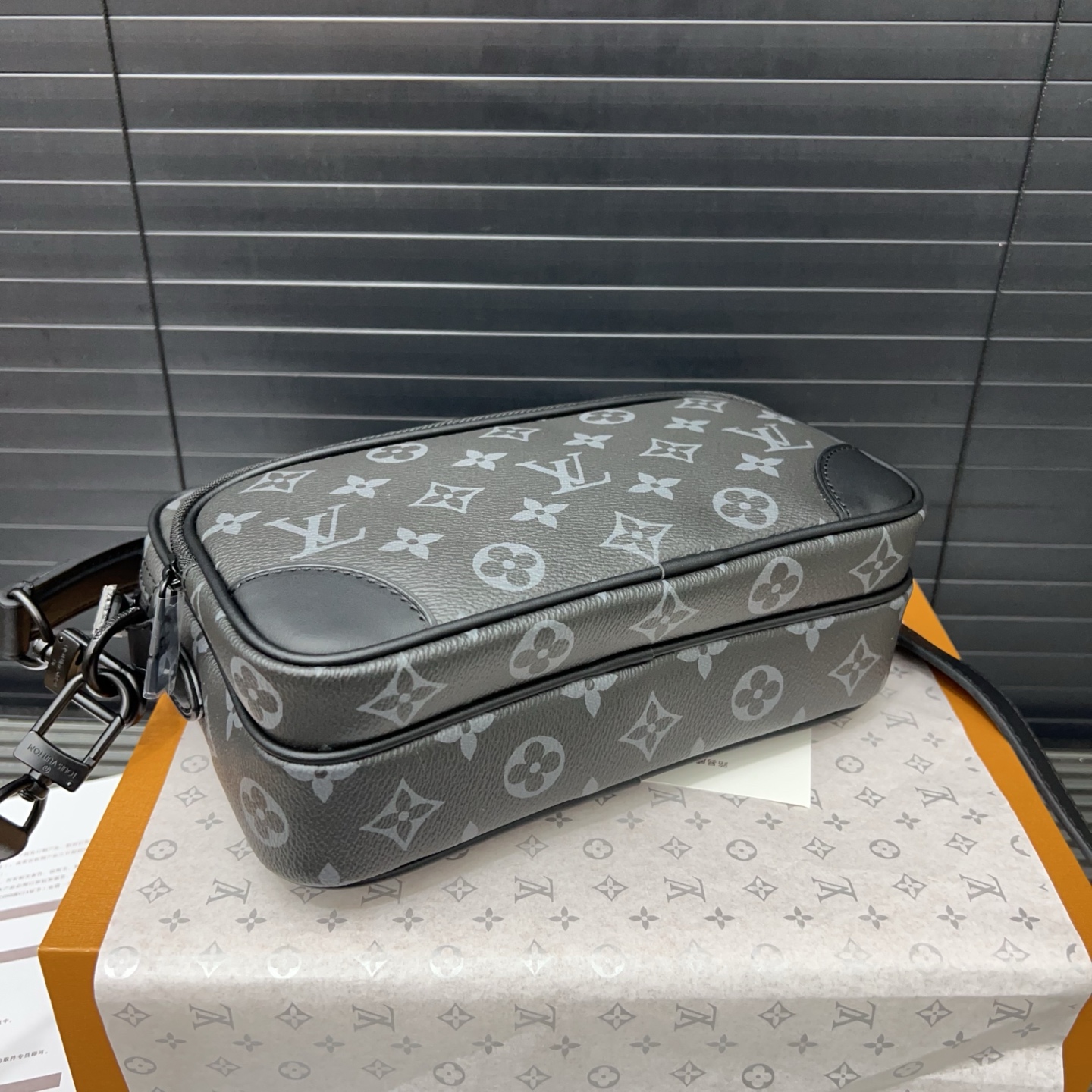 Louisvuitton classic versatile messenger bag