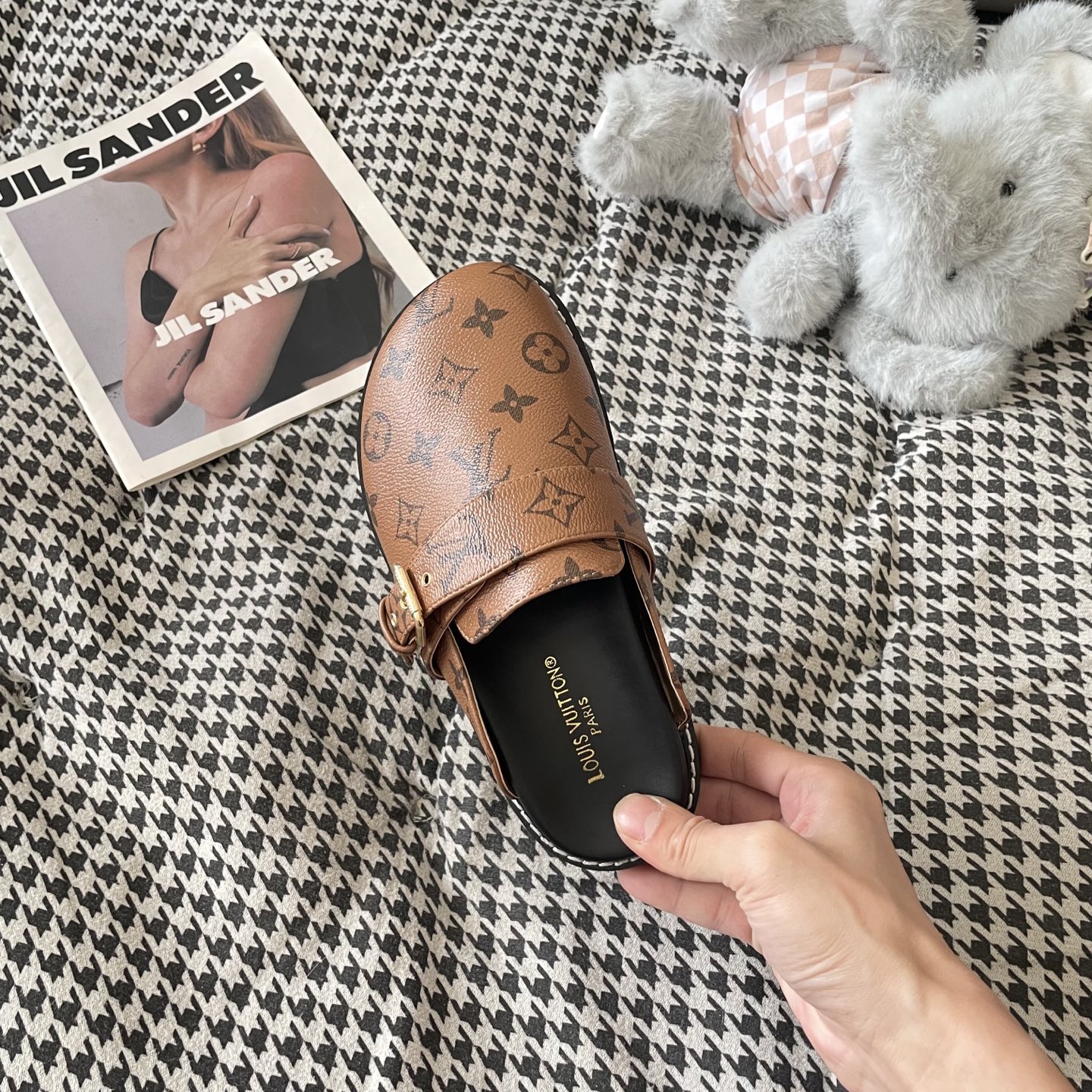 LV couple closed toe slippers