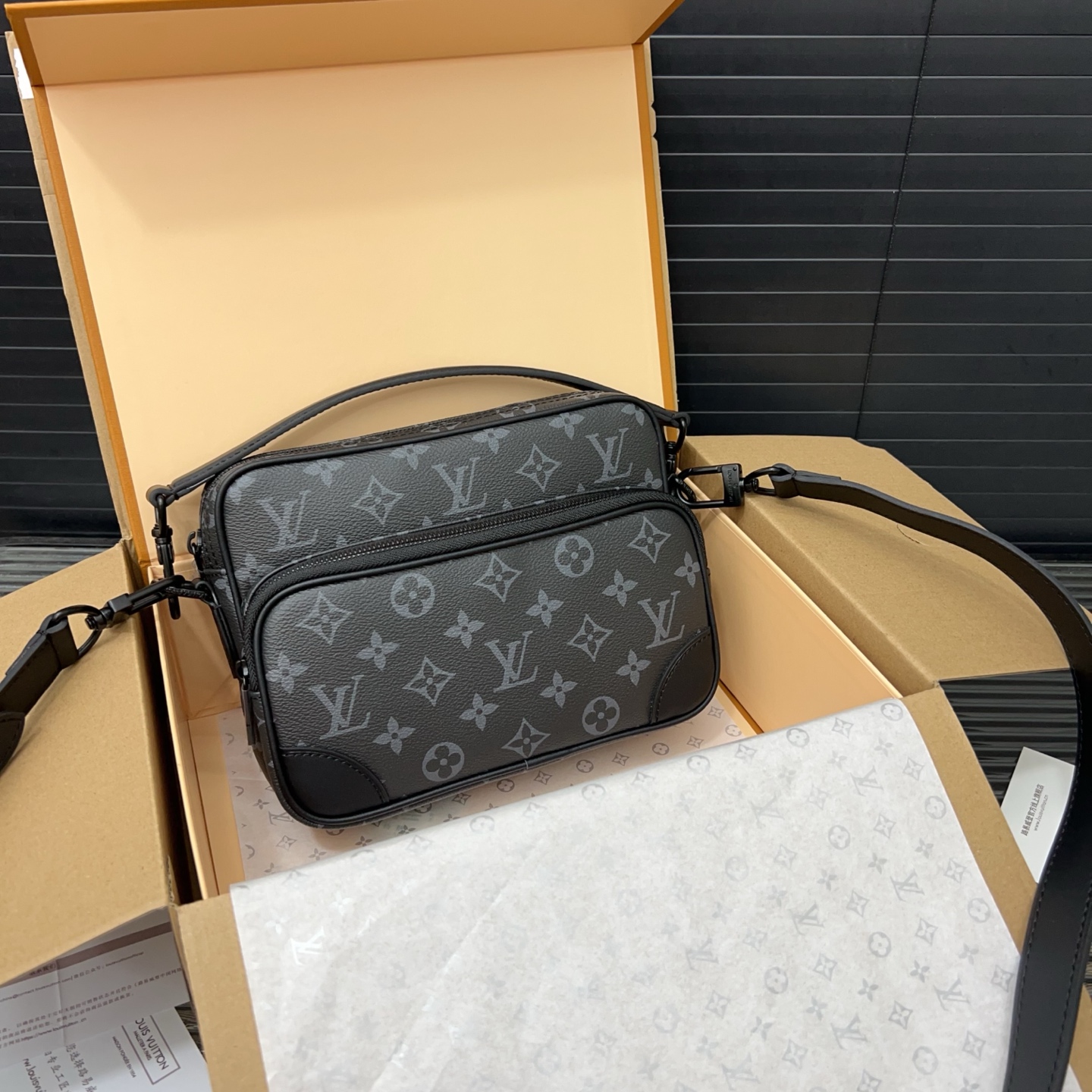 Louisvuitton classic versatile messenger bag