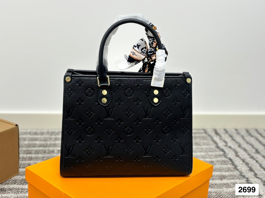 LV tote bag is simple and neat