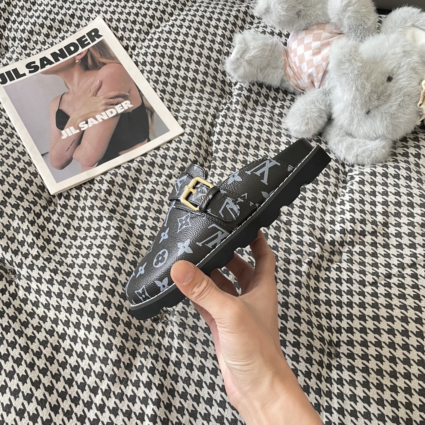 LV couple closed toe slippers