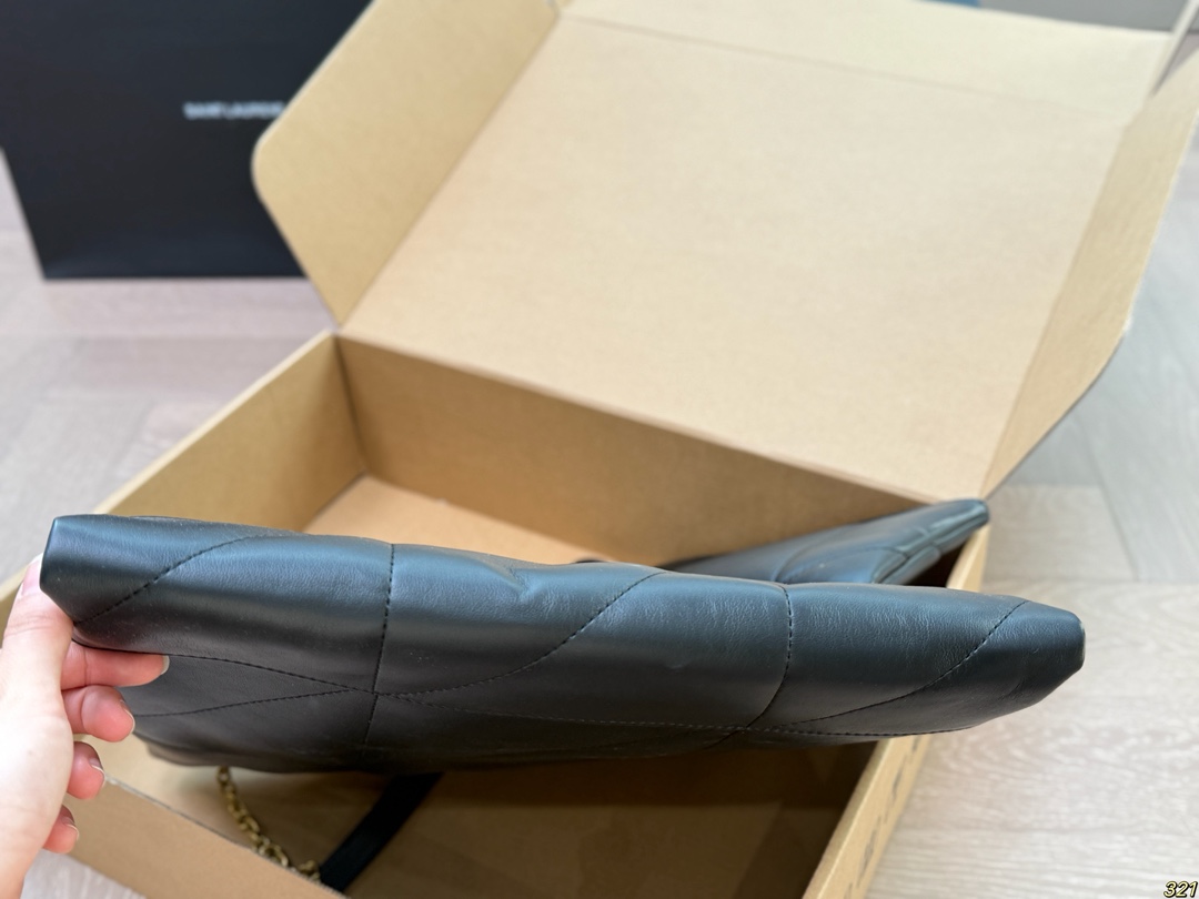 YSL tote bag is simple and stylish