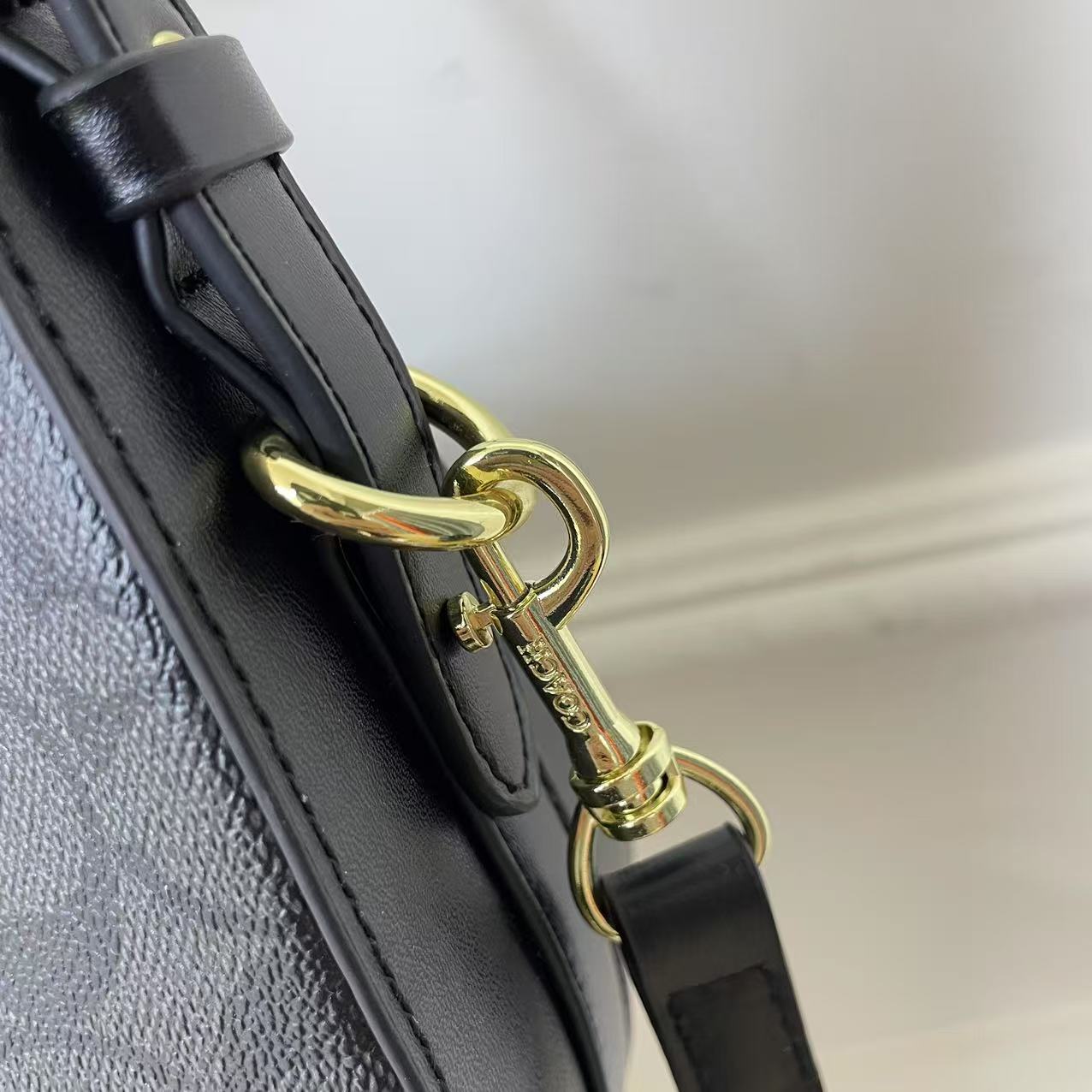 Coach women's shoulder bag armpit bag