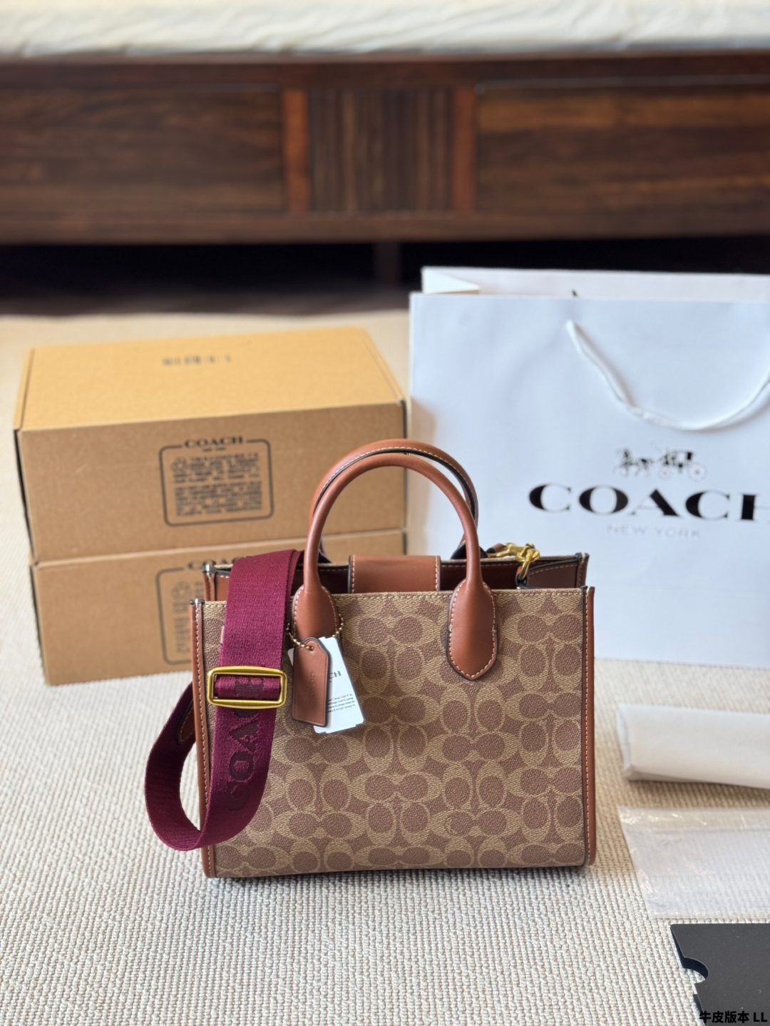 Coach Small Tote Bag is beautiful and practical