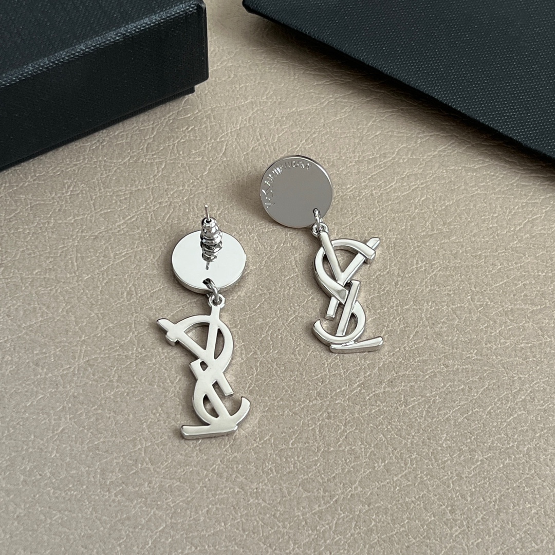 Metal letter light luxury high-end earrings European and American exaggerated fashion personality earrings socialite temperament big-name earrings for women