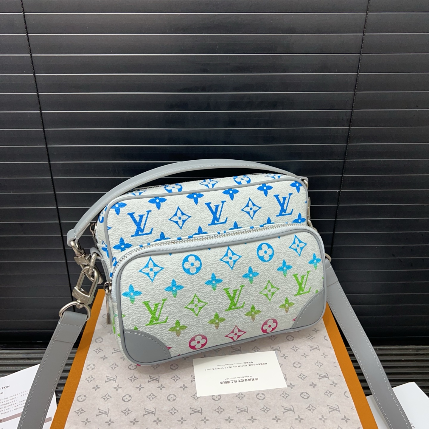 Louisvuitton off-white shoulder strap messenger bag