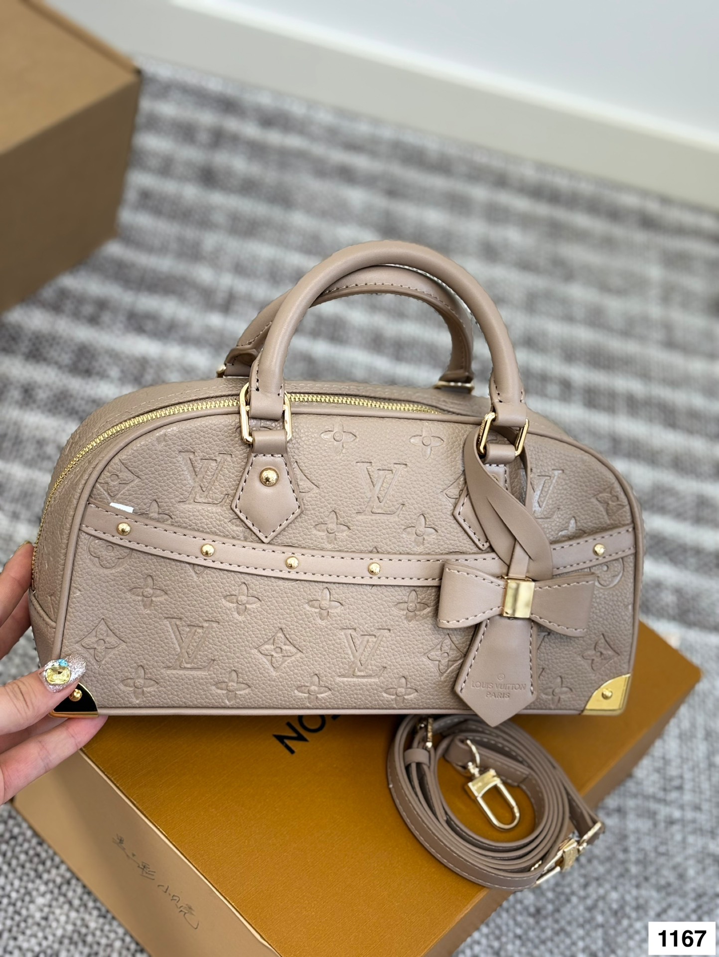 LV simple shell bag