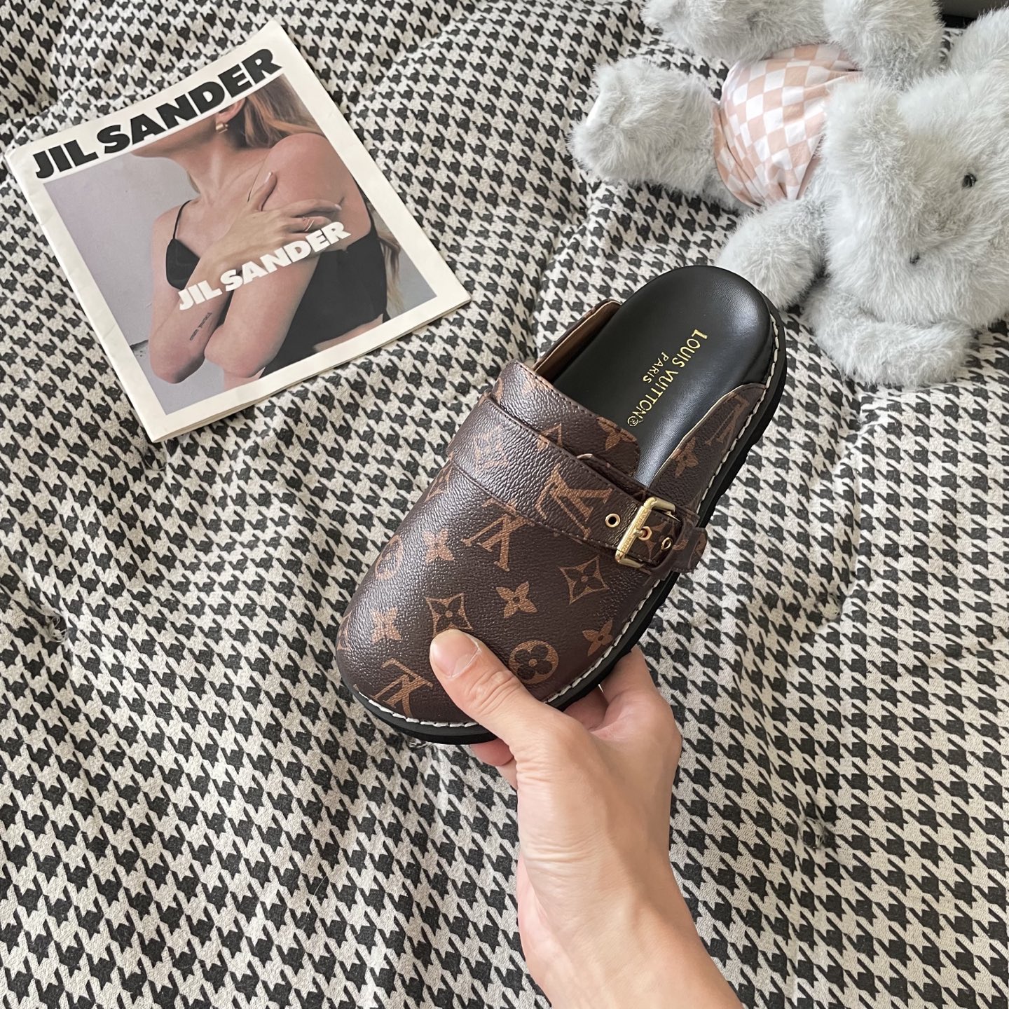 LV couple closed toe slippers