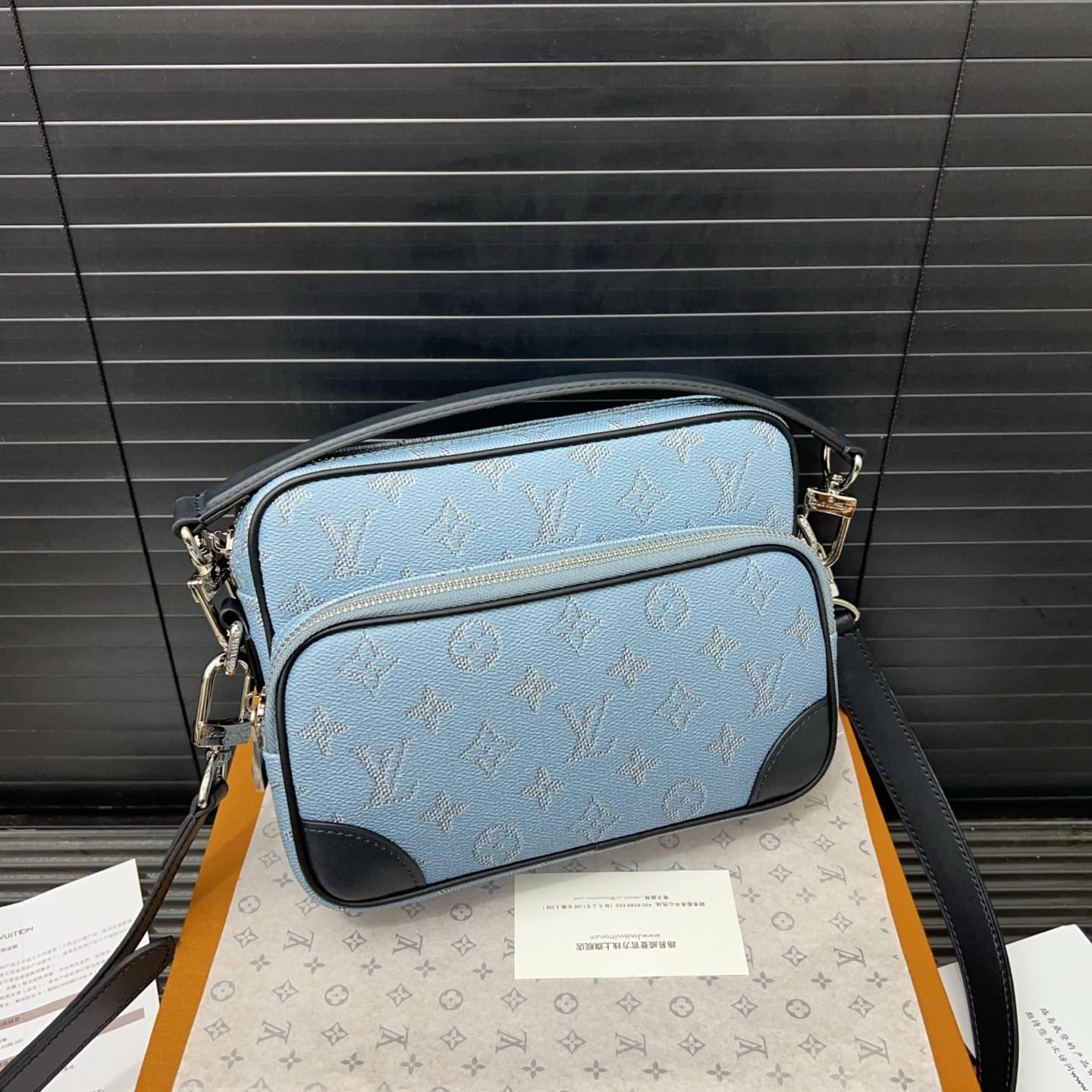 Louisvuitton classic versatile messenger bag