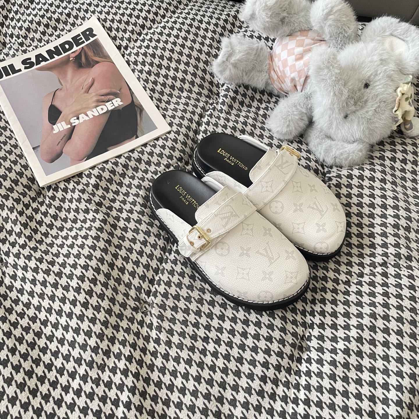 LV couple closed toe slippers