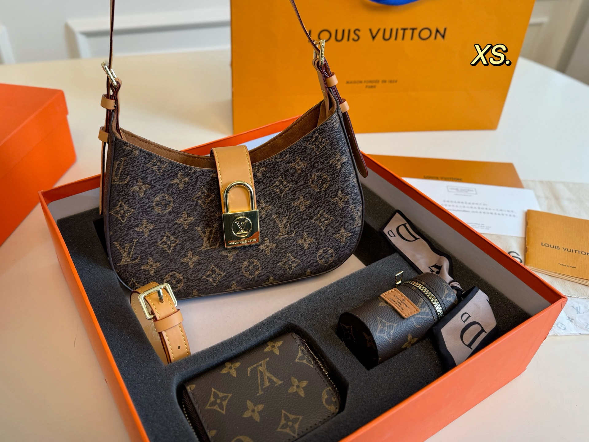 LV Low key shoulder lock armpit bag case