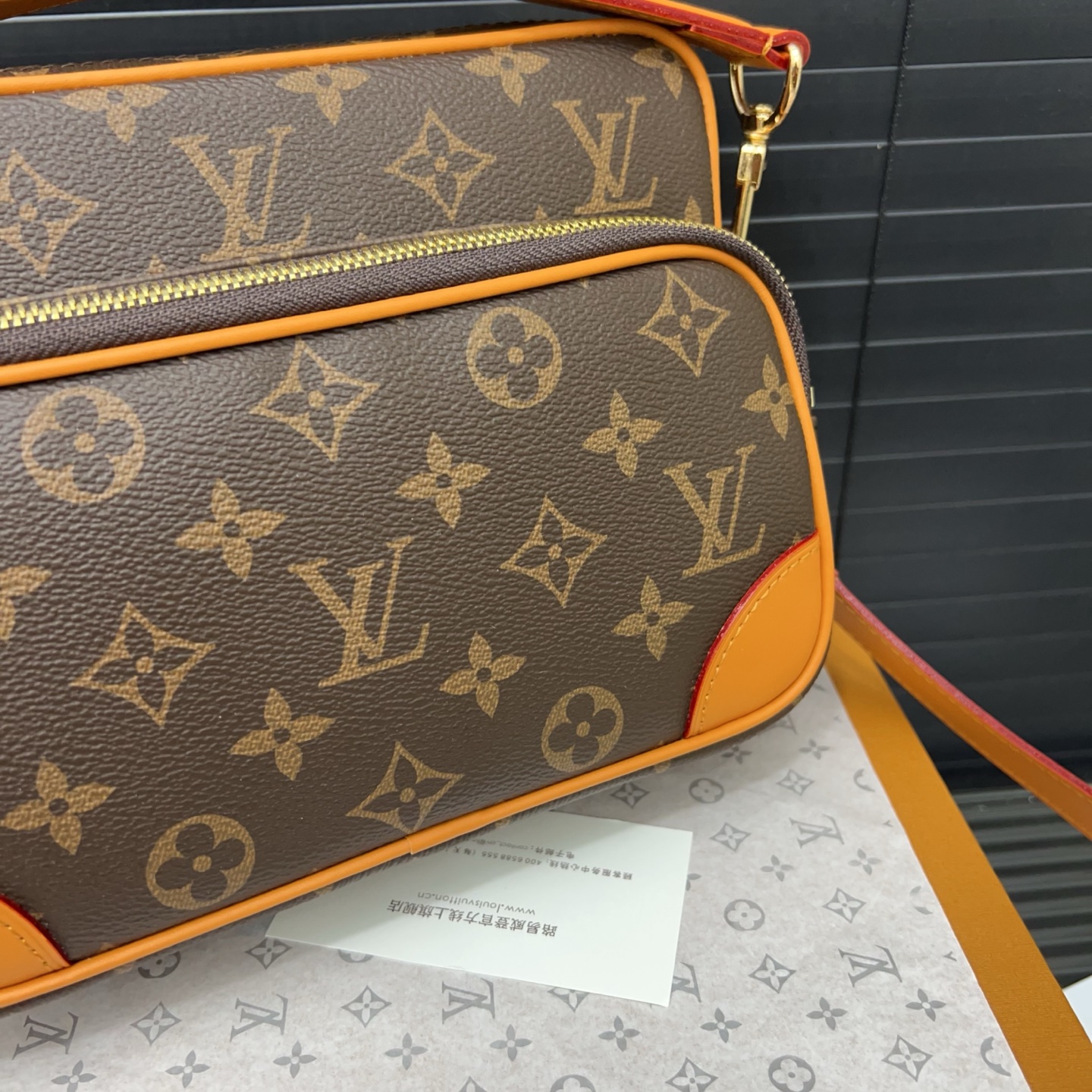 Louisvuitton classic versatile messenger bag