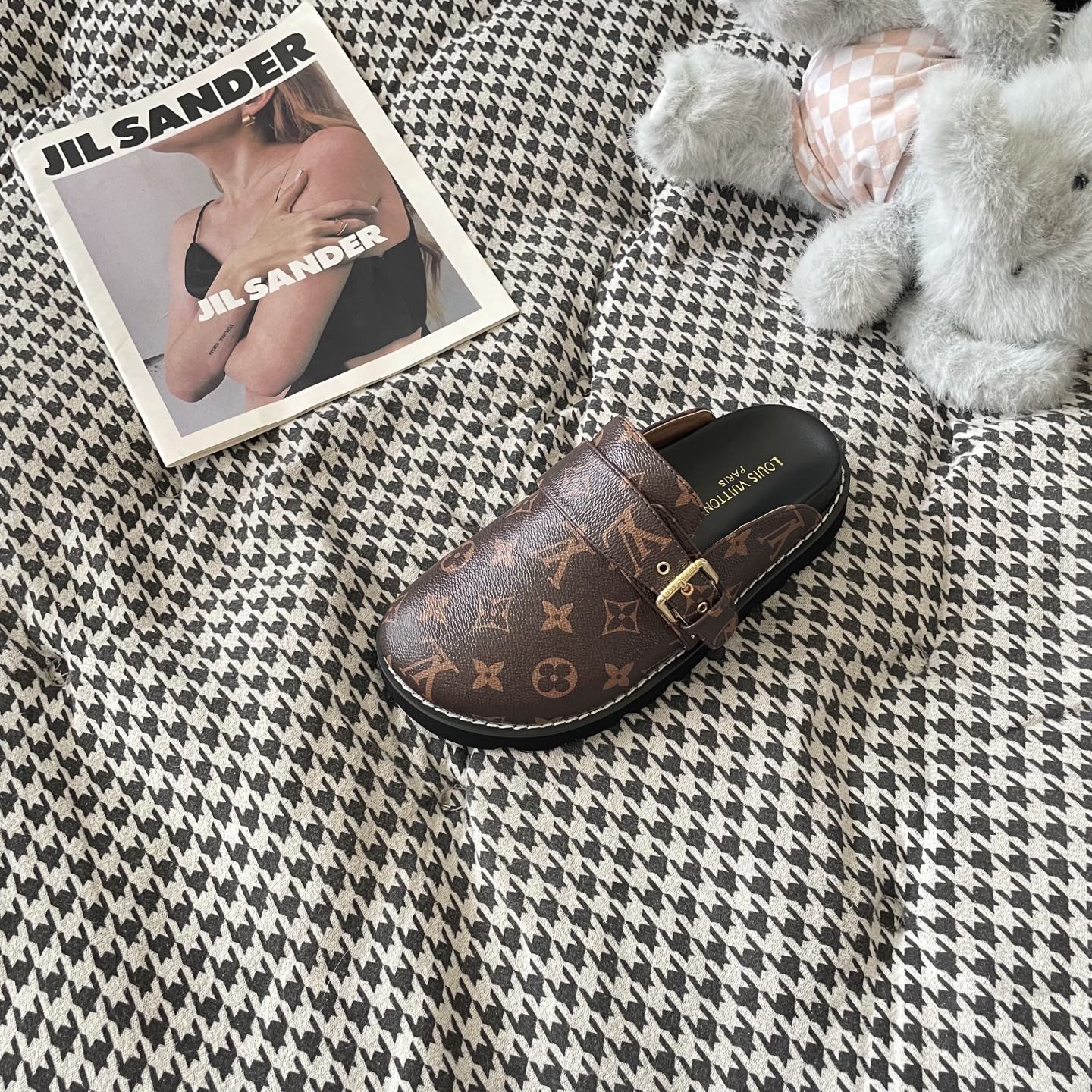 LV couple closed toe slippers