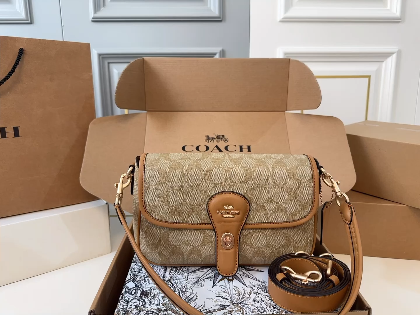 COACH new Hadley underarm bag