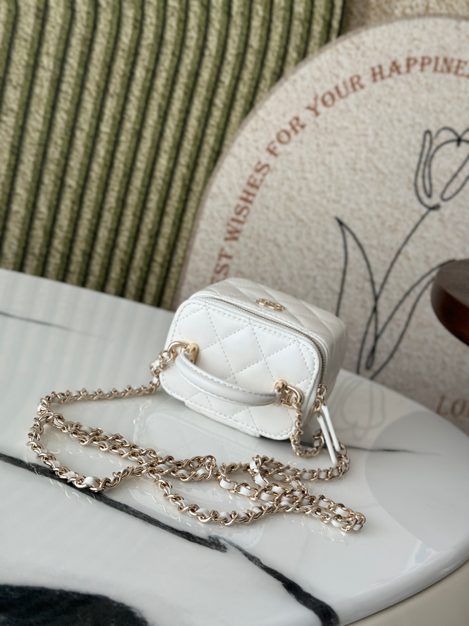 Top version Chanel Chain Makeup Bag with a makeup mirror inside