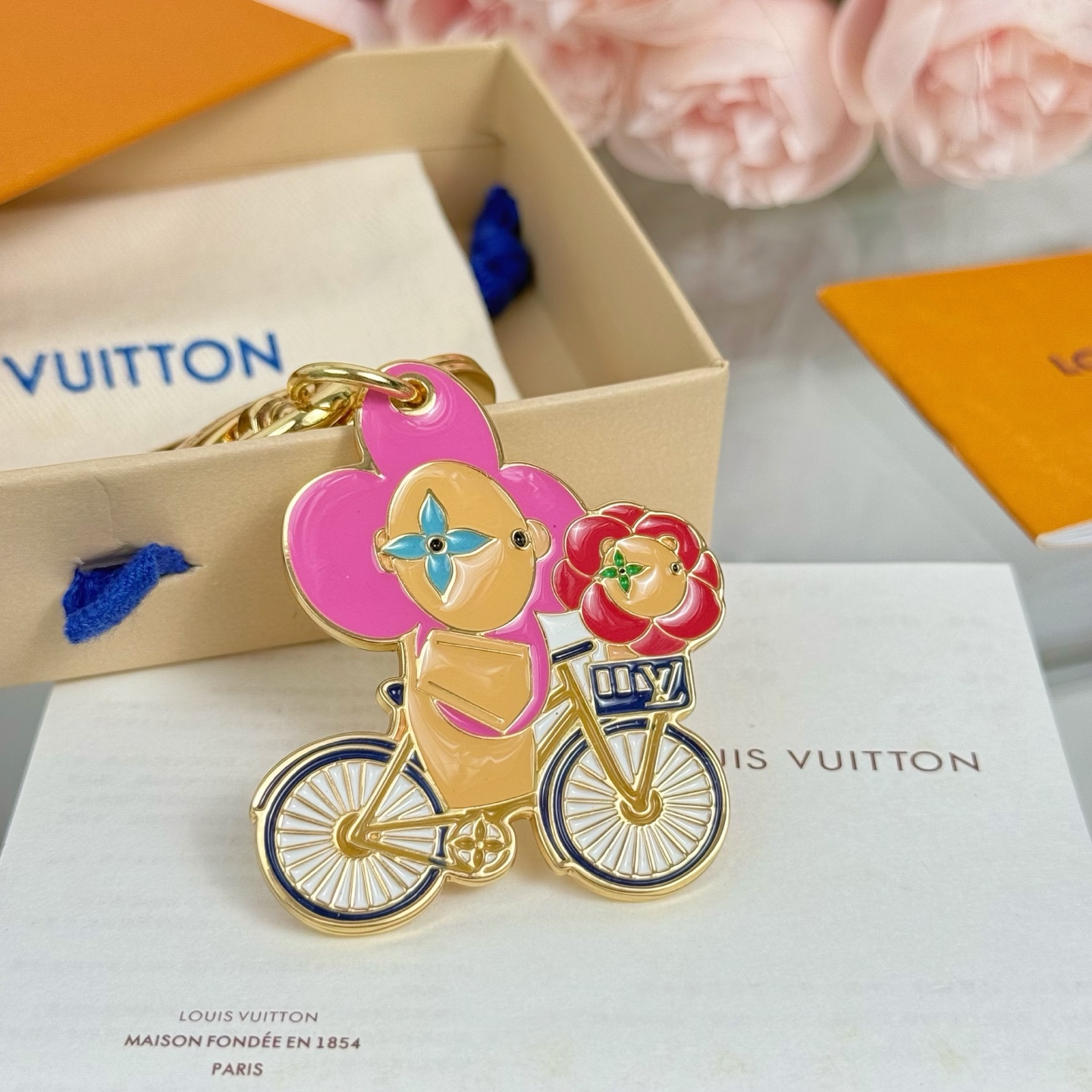 VIVIENNE ON THE COURT keychain