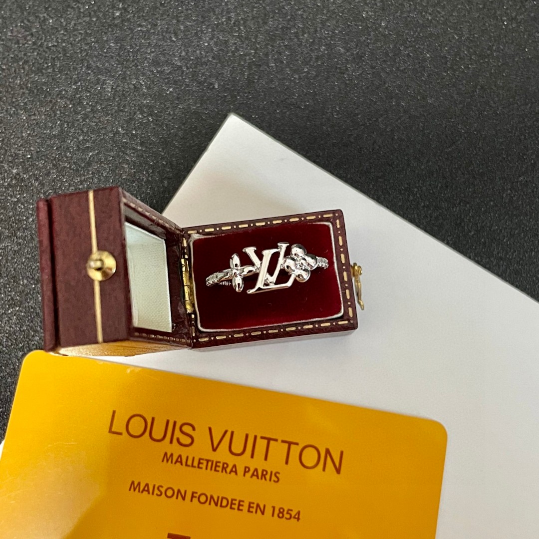 The new Louis Vuitton presbyopia letter ring is exquisite and sparkling